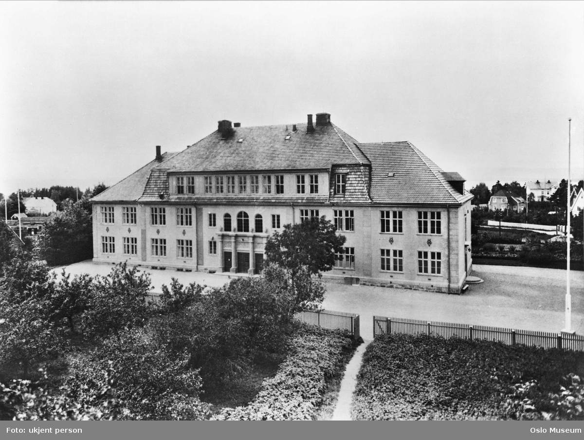 Bekkelaget skole, skolegård - Oslo Museum / DigitaltMuseum