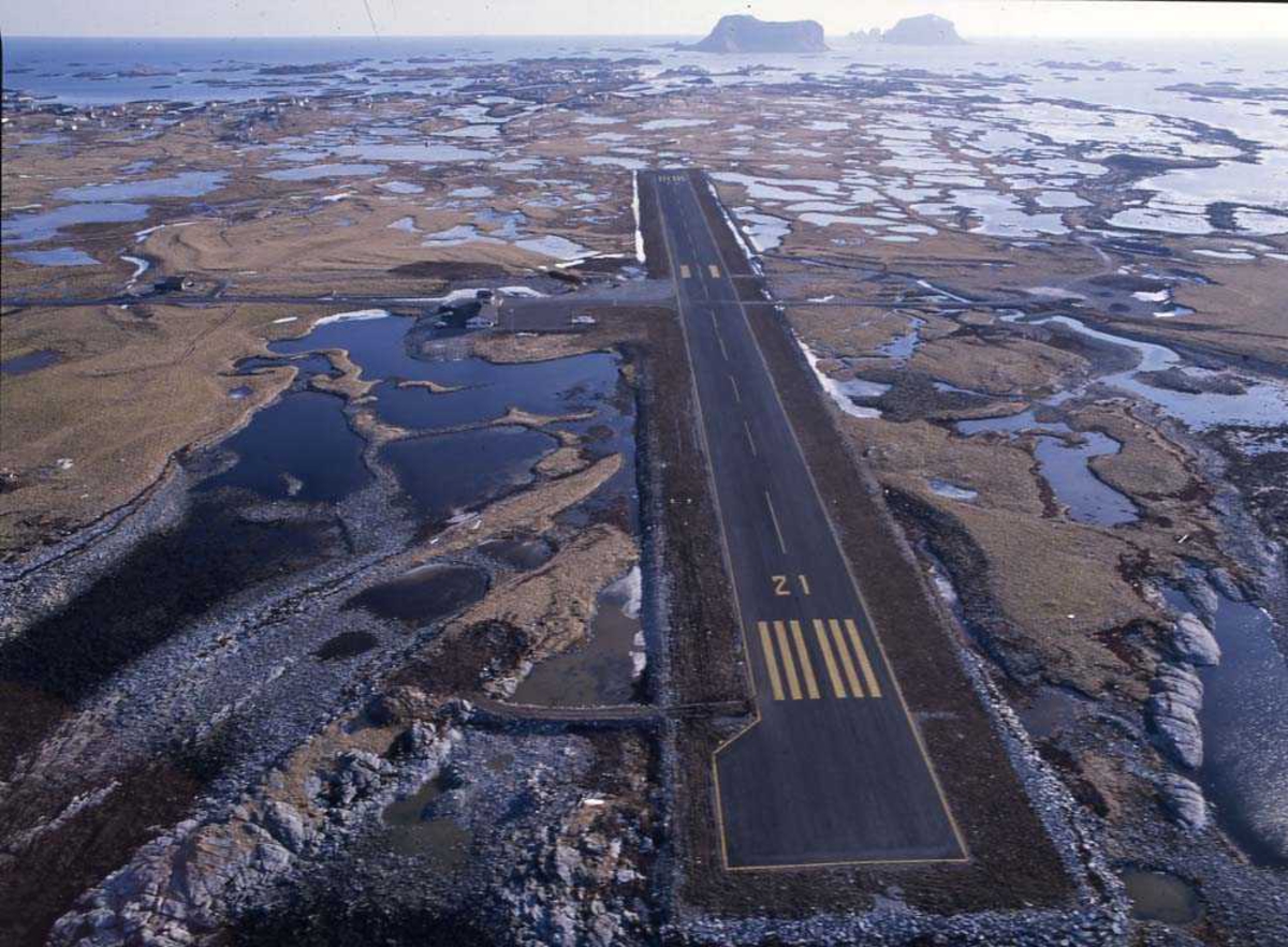 Lufthavn/Flyplass. Røst. Et fly fra Widerøe klar til å lande på ...