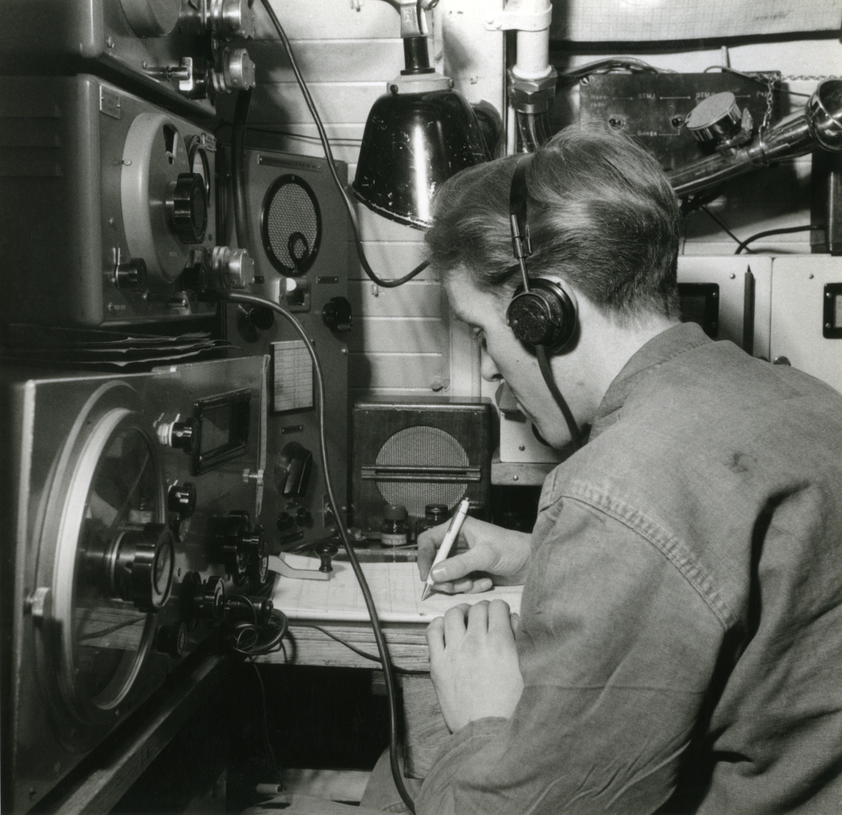 Radiotelegrafisten ombord på ubåten Sjöhästen år 1949. - Sjöhistoriska ...