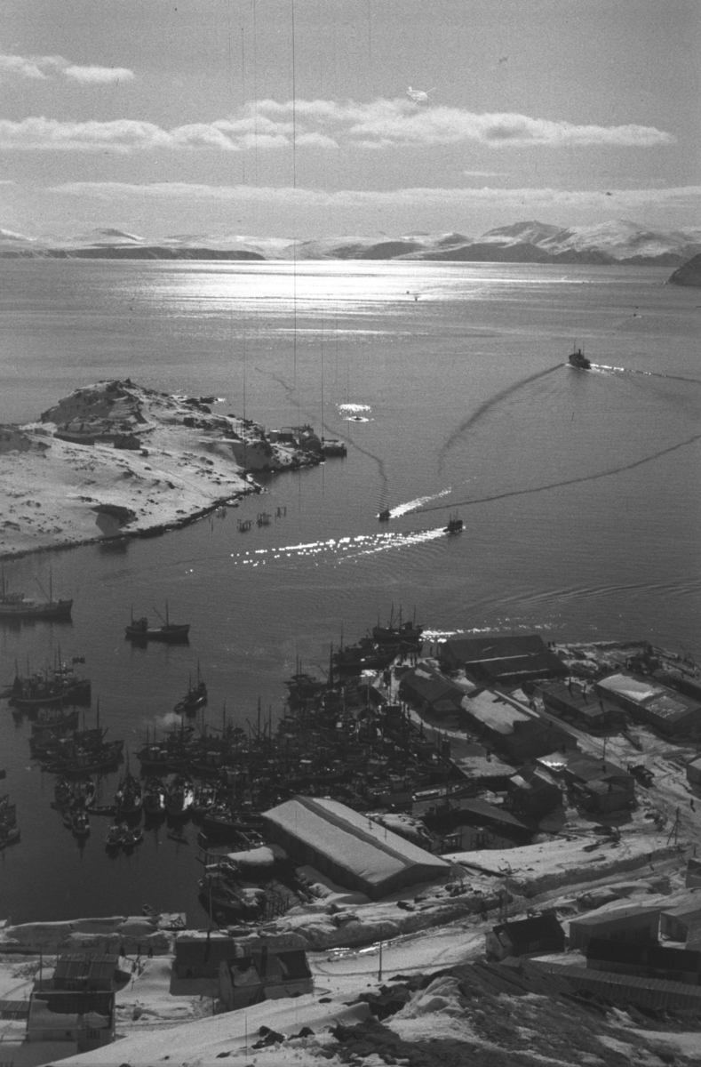 Deler av Honningsvåg sett fra fjellet en vinterdag ...