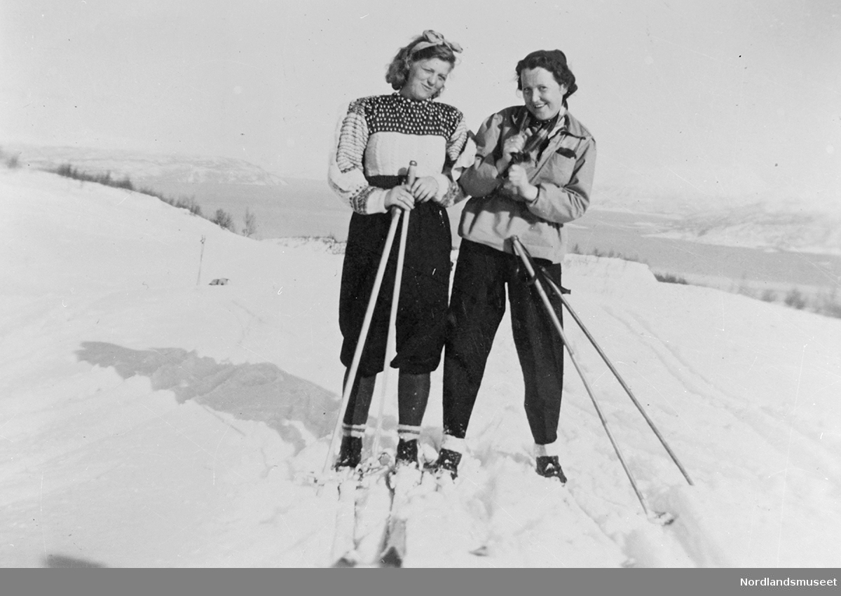 Bildet viser Solveig Sletteng og Molla Johnson på ski i Håfjell ...