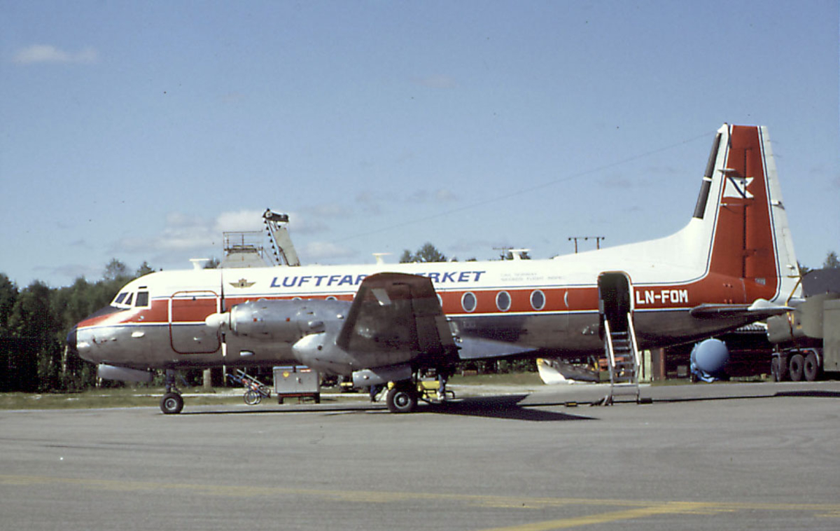 Lufthavn, ett fly på bakken Hawker Siddeley 748 LN-FOM fra ...