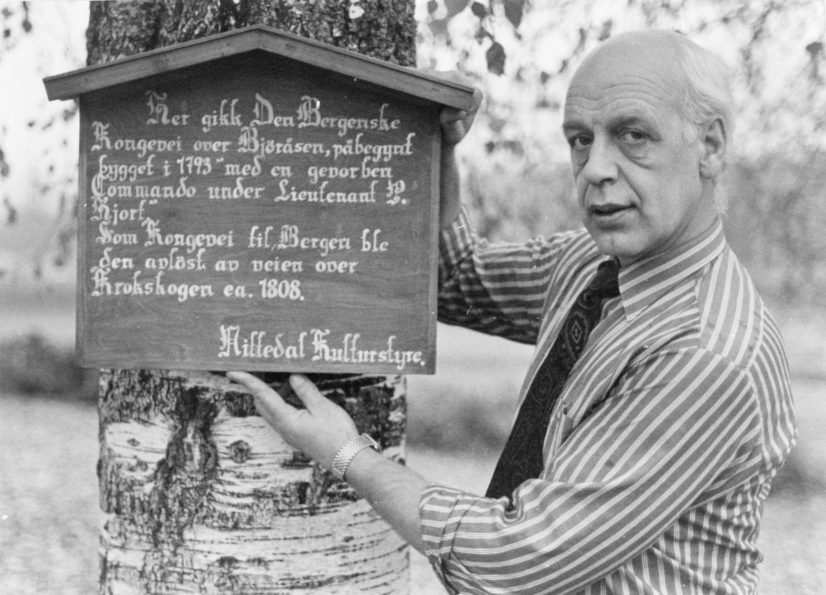 Kultursjef I Nittedal Kommune Casper Owre Med Ny Informasjonstavle Om Den Bergenske Kongevei Akershusbasen Digitaltmuseum