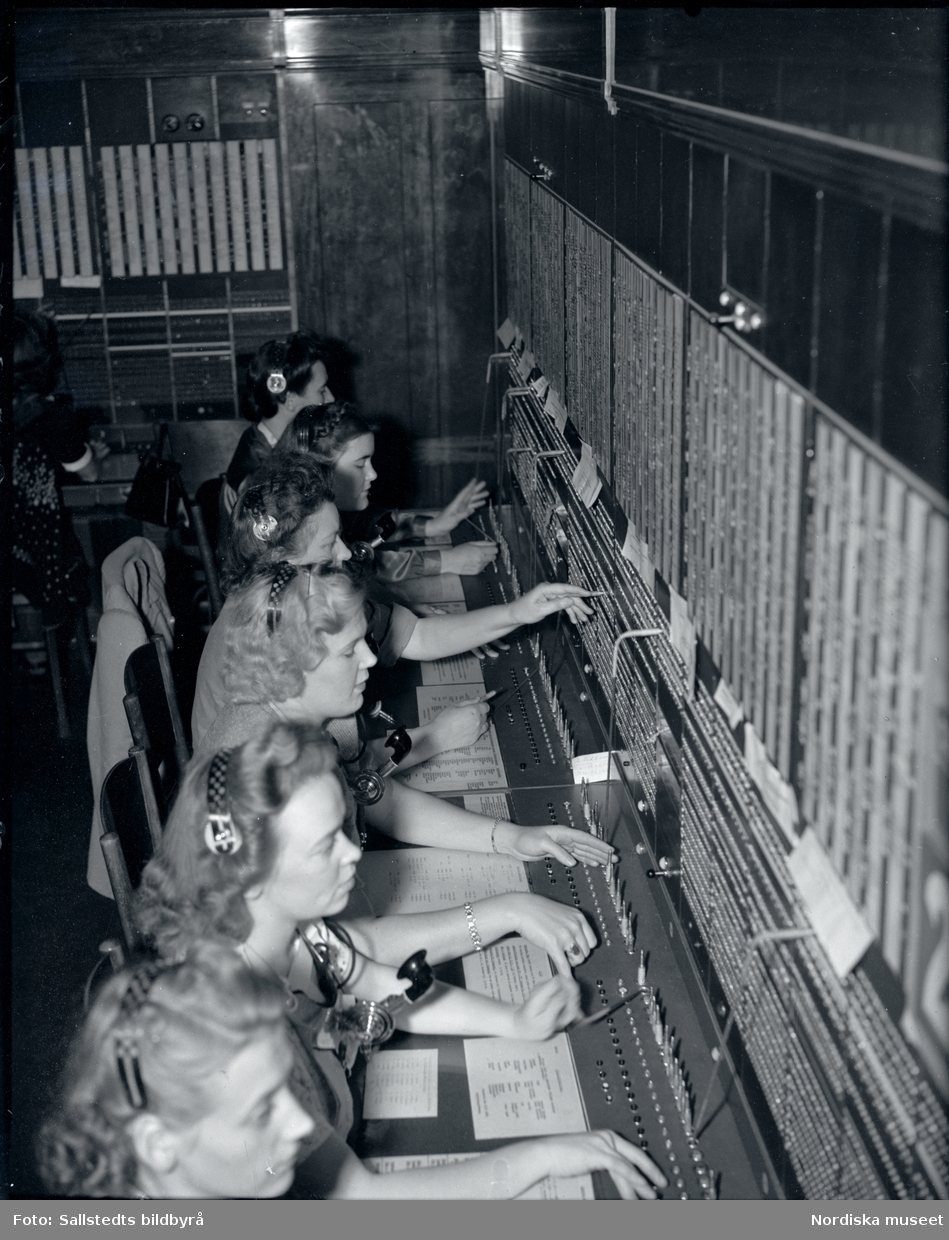 Telefonister på Stockholms telefonstation år 1946. En rad med kvinnor ...