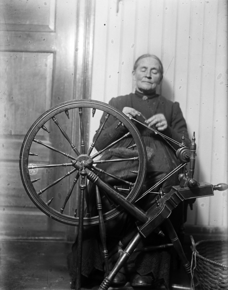 Eldre Kvinne Spinner Garn Med Rokk Spinnerokk Anno Domkirkeodden Digitaltmuseum