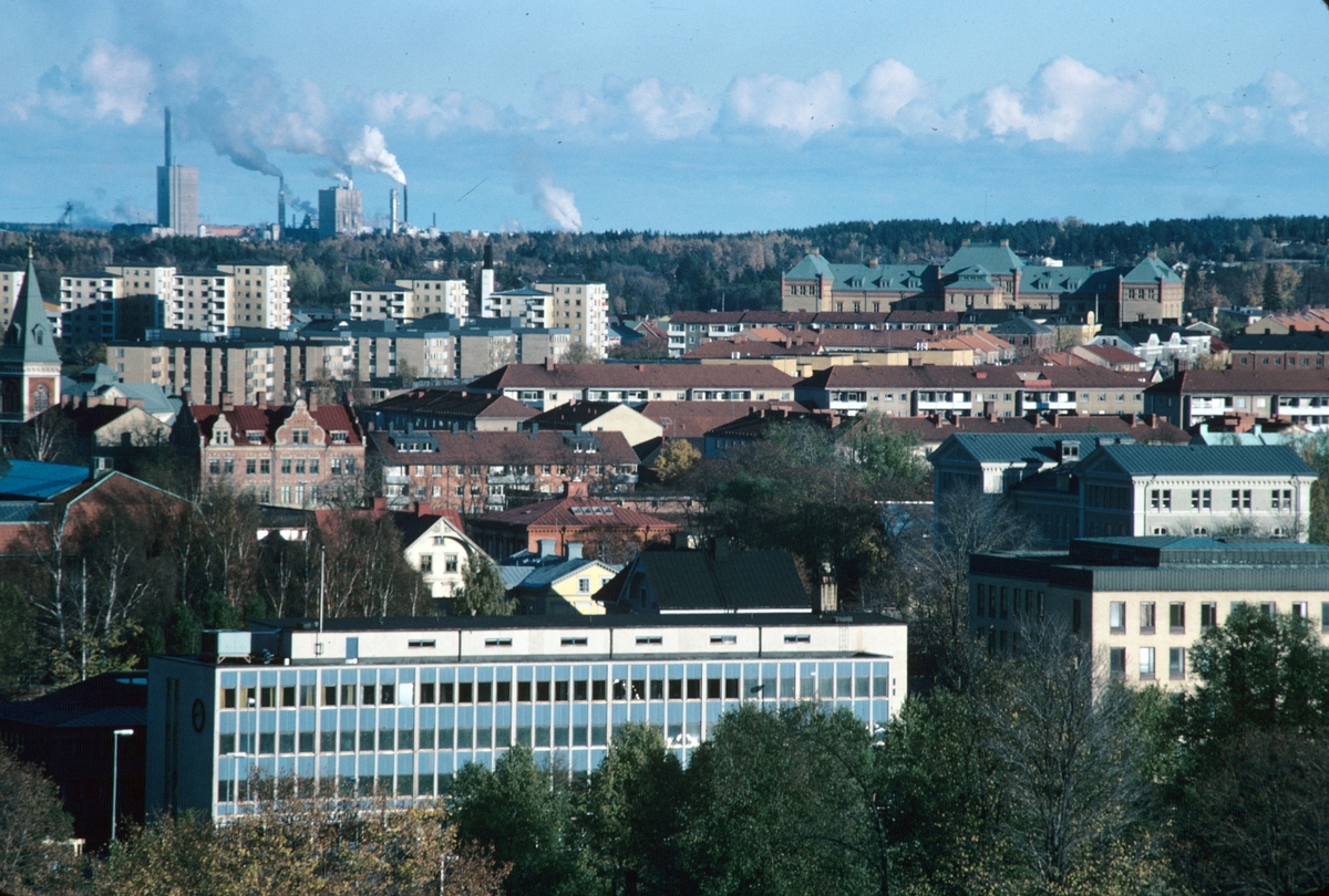 Stadsvy Over En Del Av Soder Mot Brynasskolan Hoghusen Pa Brynas Och Korsnas Ab Sulfitfabrik I Bakgrunden Lansmuseet Gavleborg Digitaltmuseum