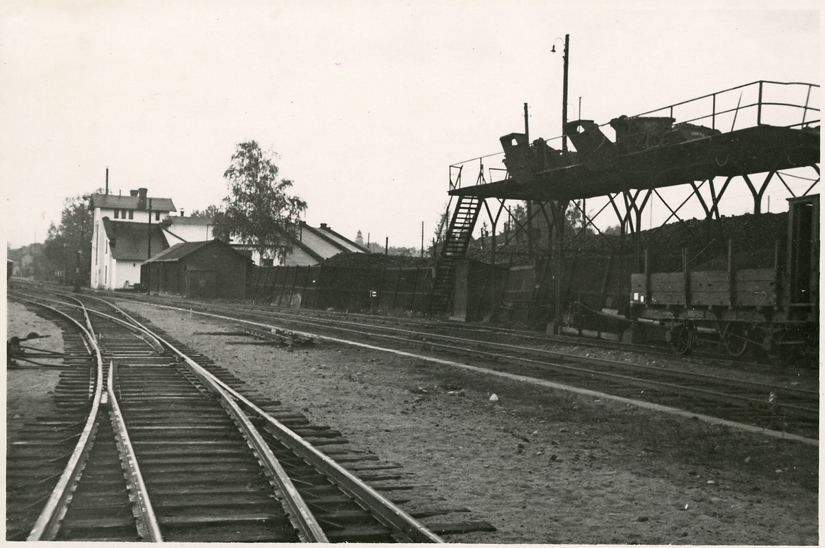 Bangård och lokstall vid Ljusdal station. - Järnvägsmuseet / DigitaltMuseum