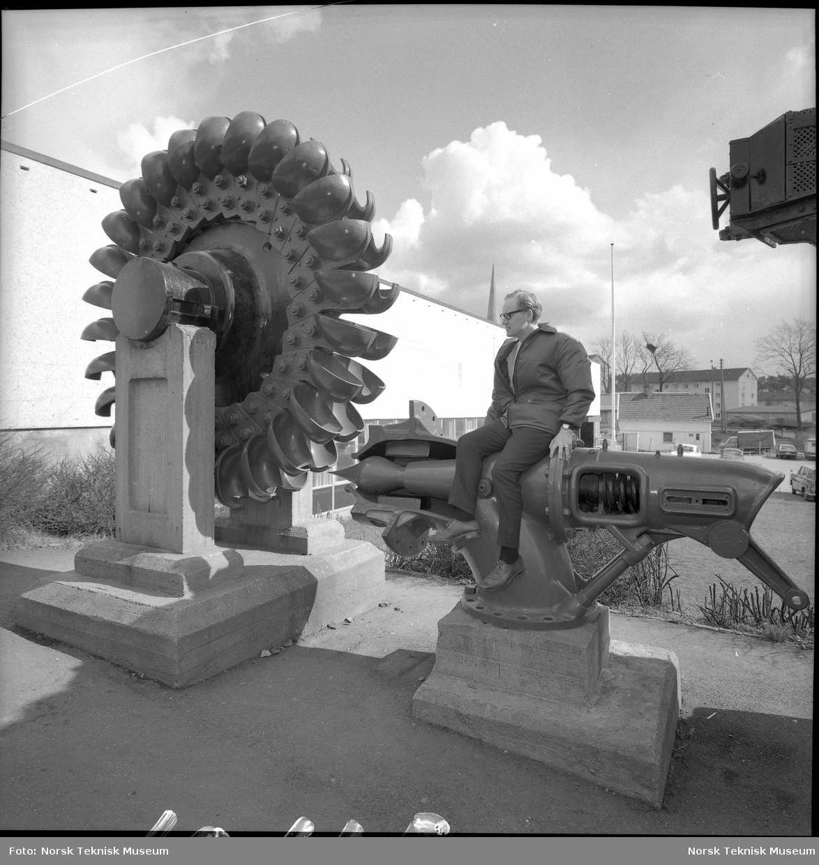 Peltonturbin Fra Norsk Hydro Rjukan Utstilt Utenfor Norsk Teknisk Museum Pa Helsfyr Med Ukjent Sivilarbeider Som Skal Vise Hvor Stor Den Er Omkring 1975 Norsk Teknisk Museum Digitaltmuseum